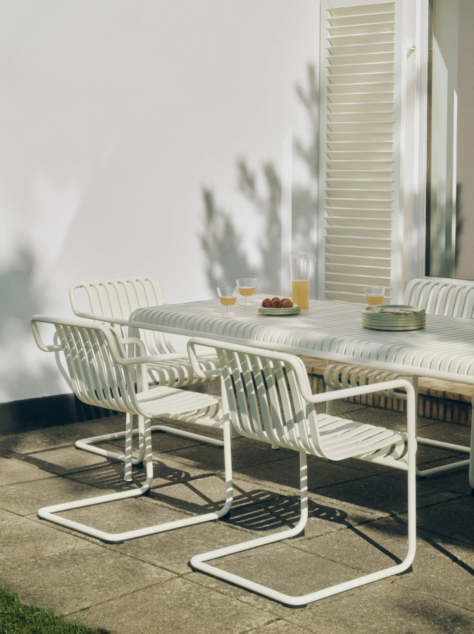 Palissade Cantilever Dining Armchair_Palissade Table L220 cream white_Barro Plate pistachio.jpg