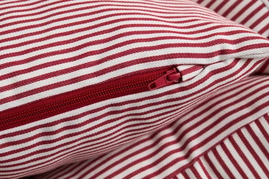AF570-A602-AS05_HAY Dogs Bed Zip M red and white stripe_detail.jpg
