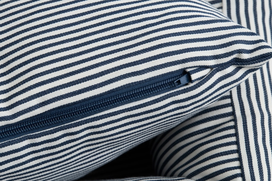 AF570-A603-AG37_HAY Dogs Bed Zip L blue and white stripe_detail.jpg
