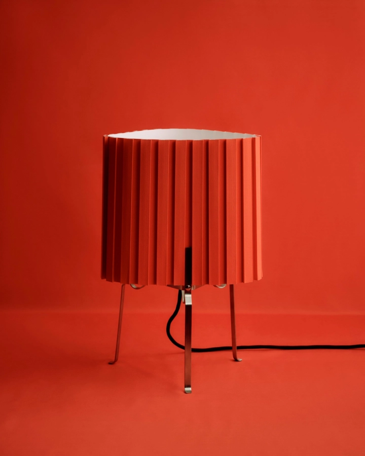 HAY lampa biurkowa CANELE czerwona.jpg