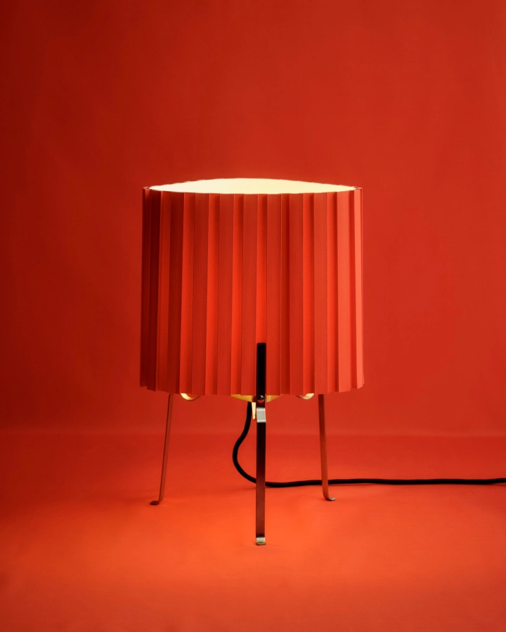 HAY lampa biurkowa CANELE czerwona.jpg