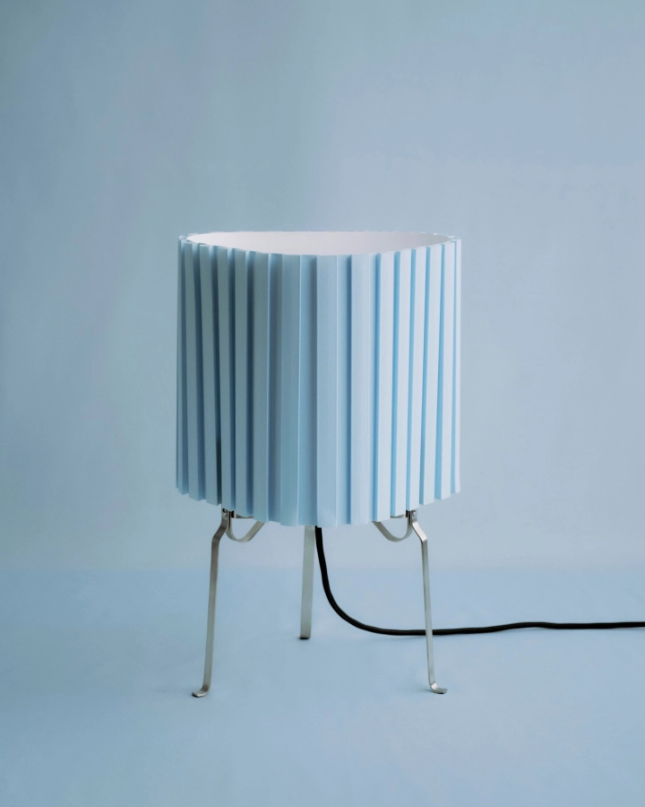 HAY lampa biurkowa CANELE niebieska.jpg