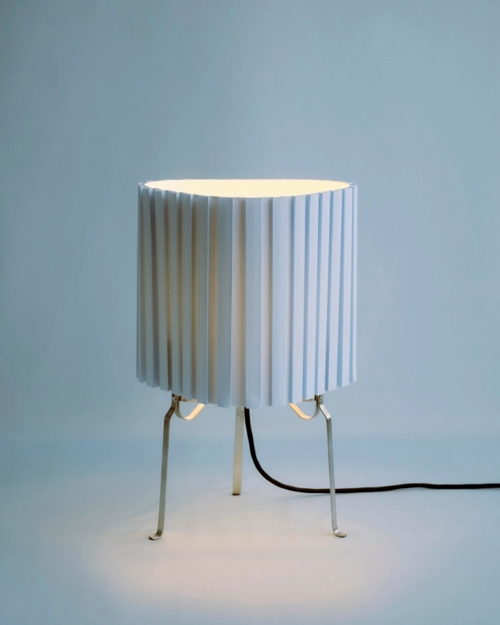 HAY lampa biurkowa CANELE niebieska.jpg