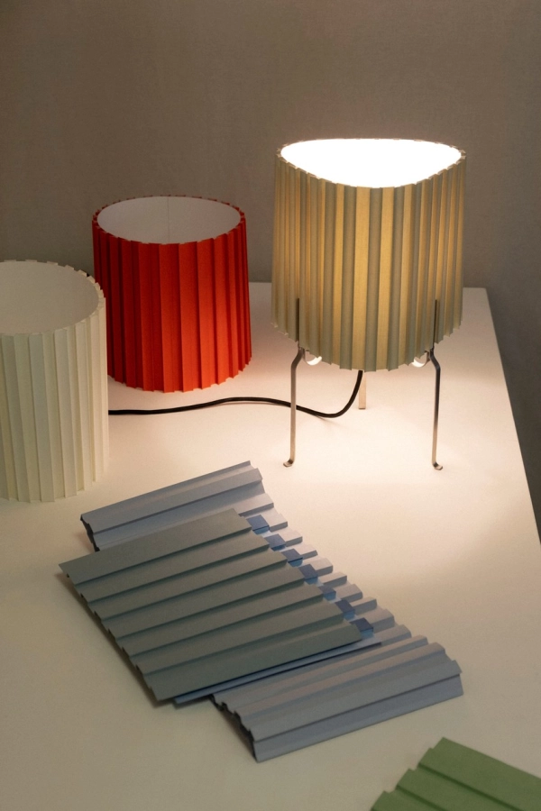 HAY lampa biurkowa CANELE biała.jpg