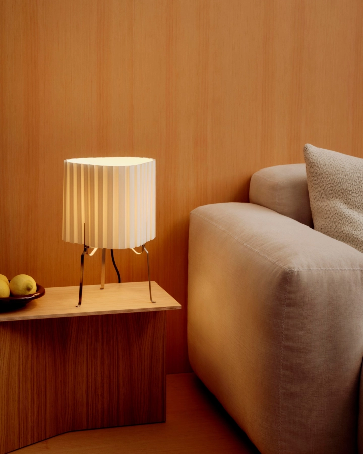 HAY lampa biurkowa CANELE biała.jpg
