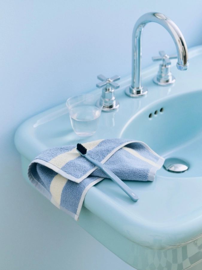 Stripe Wash Cloth dusty blue_Tann Toothbrush blue_Curve Glass.jpg