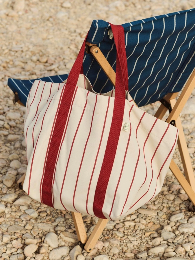 Outdoor Market Picnic Bag M beige with red stripe_Outdoor Market Folding Chair blue with beige stripe.jpg