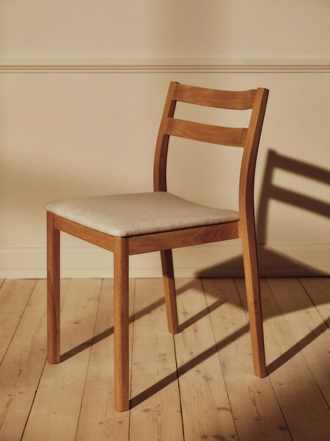 FERM LIVING krzesło BODA z tapicerowanym siedziskiem – naturalny dąb / off-white.jpeg