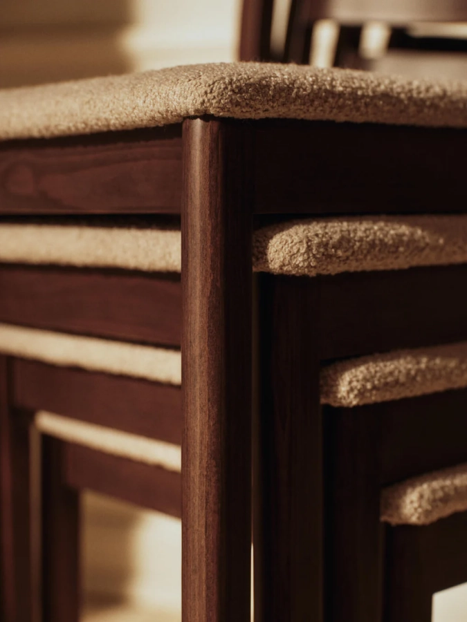 FERM LIVING krzesło BODA z tapicerowanym siedziskiem – tkanina Soft Bouclé, buk / naturalny.webp
