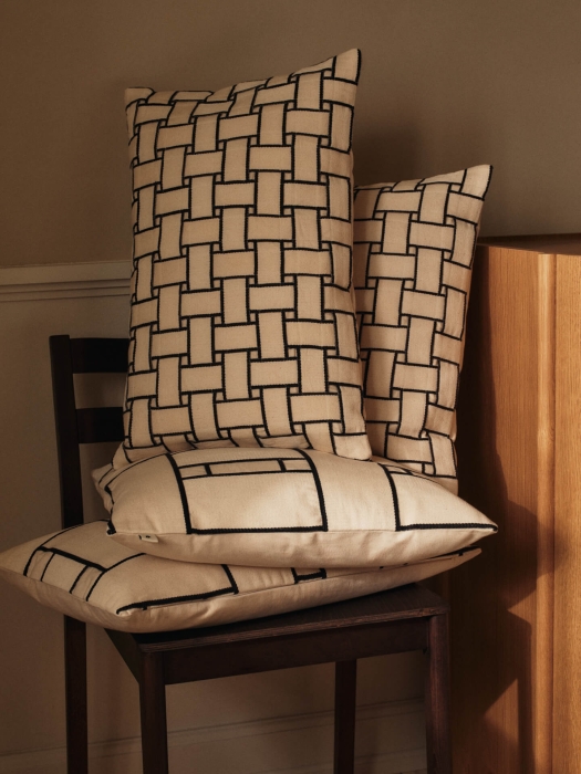 FERM LIVING poduszka LATTICE OFFSET – off-white/black.jpeg