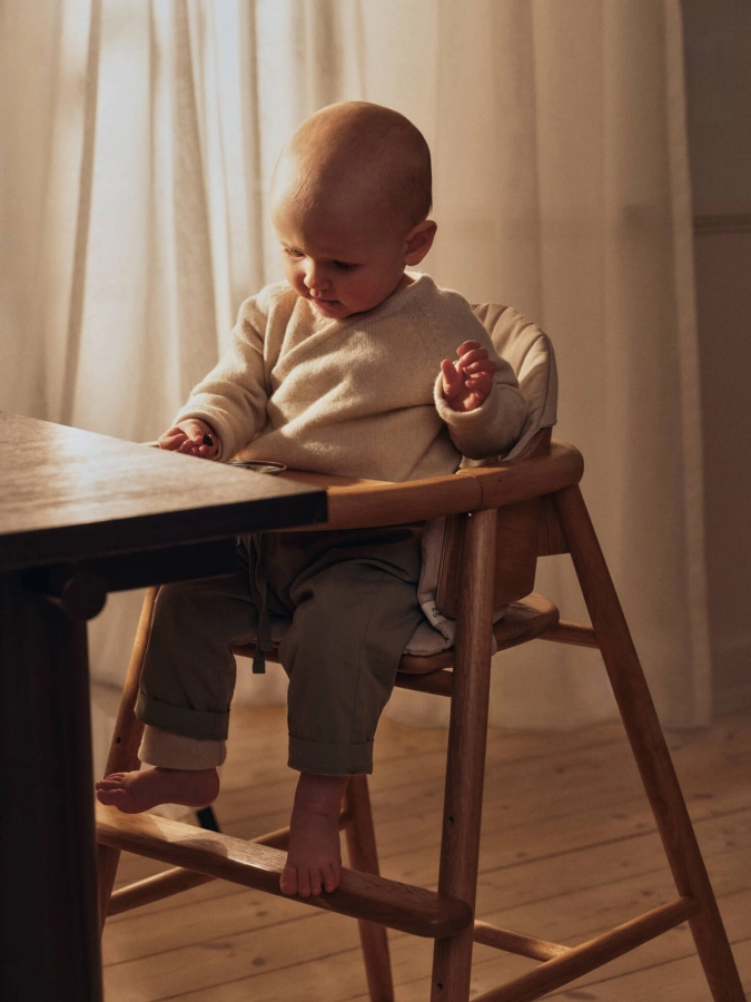 FERM LIVING krzesełko do karmienia MURU – natural oak.jpeg