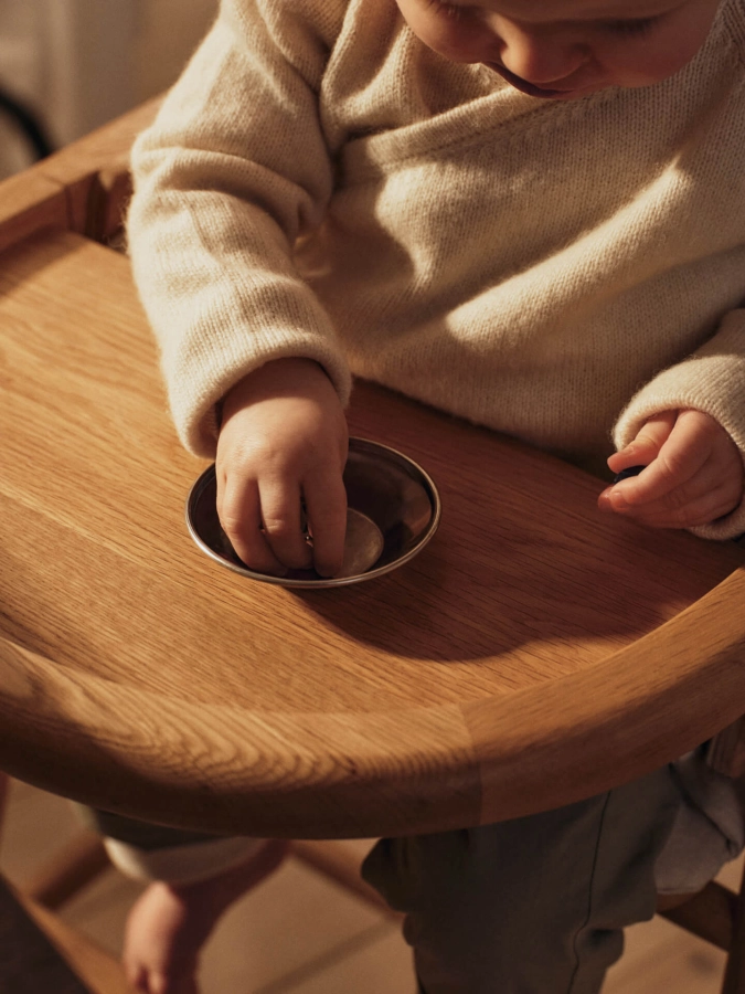 FERM LIVING krzesełko do karmienia MURU – natural oak.jpeg