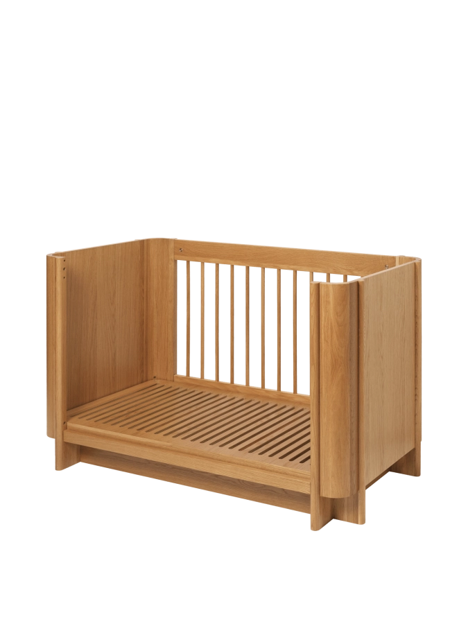 FERM LIVING łóżeczko dziecięce TILU – naturalny dąb.png
