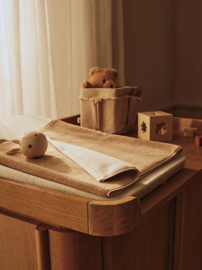 FERM LIVING nakładka do przewijania TILU – naturalny dąb.jpeg