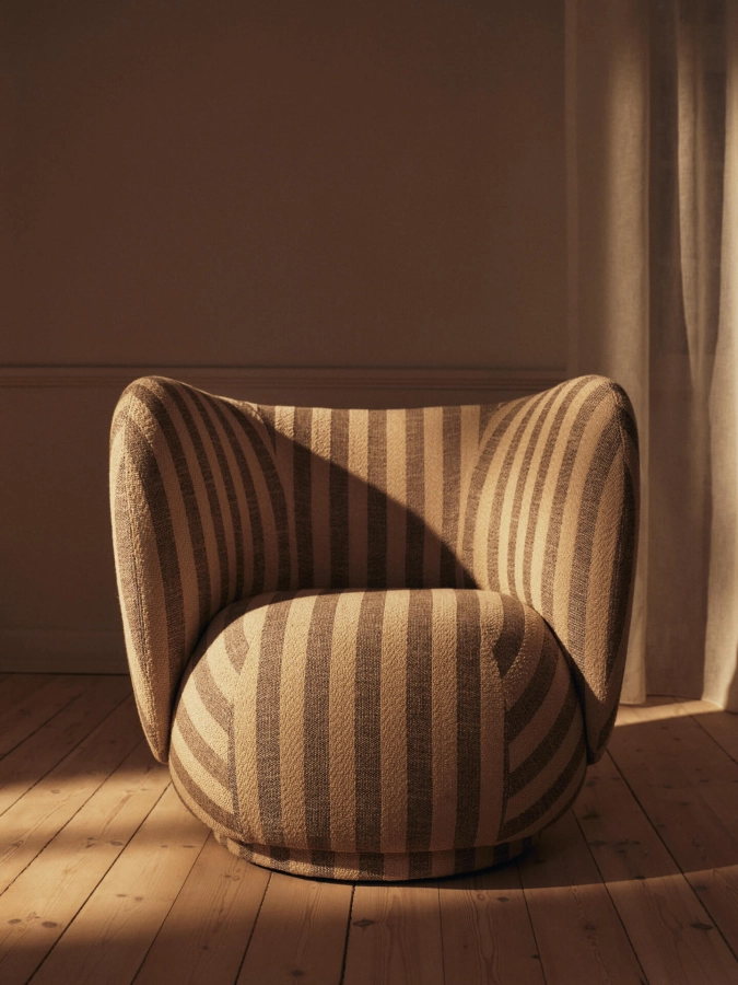 FERM LIVING fotel obrotowy RICO Louisiana – sand/off-white.jpeg