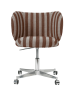 FERM LIVING krzesło obrotowe z kółkami do jadalni RICO Louisiana – sand/chocolate.png
