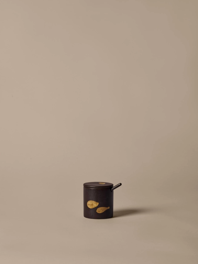 FERM LIVING pojemnik z łyżeczką KOYO – dark brown/buff.jpeg
