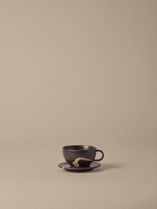 FERM LIVING filiżanka ze spodkiem KOYO – dark brown/buff.jpeg