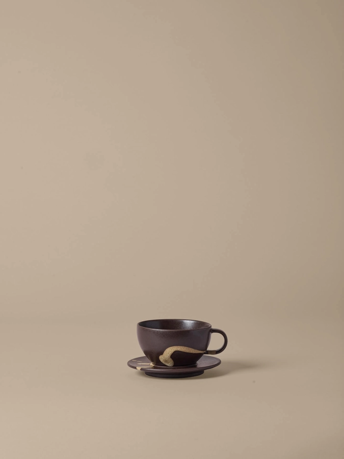 FERM LIVING filiżanka ze spodkiem KOYO – dark brown/buff.jpeg