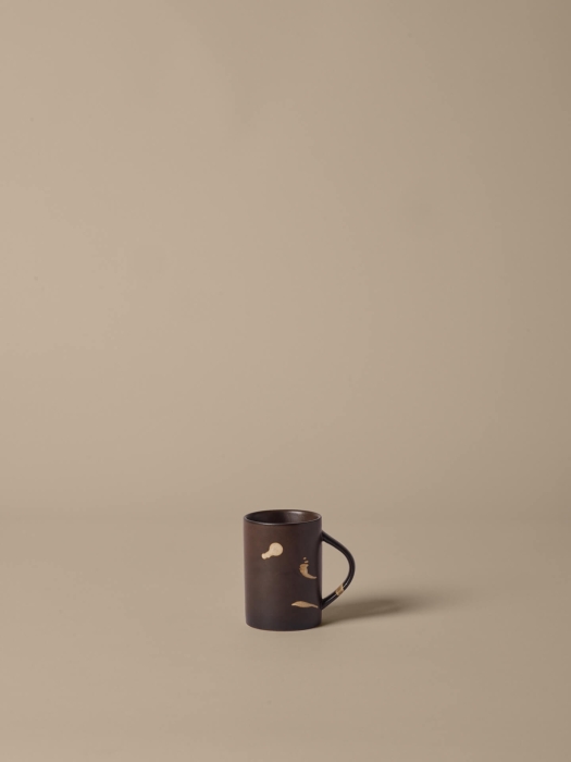 FERM LIVING kubek KOYO – dark brown/buff.jpeg