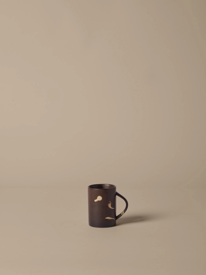 FERM LIVING kubek KOYO – dark brown/buff.jpeg