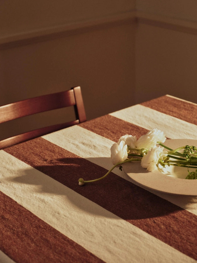 FERM LIVING obrus HALE – kasztanowy/jasna limonka.jpeg