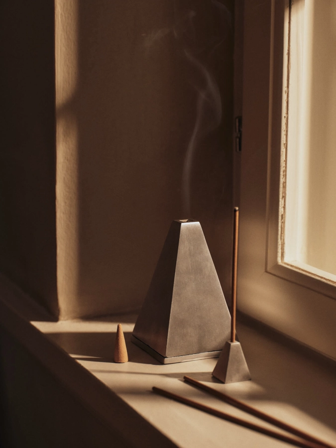 FERM LIVING podstawka na kadzidełka PYRA – szczotkowane aluminium.jpeg