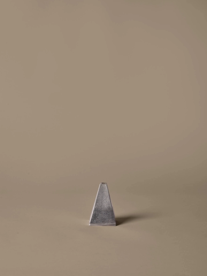 FERM LIVING podstawka na kadzidełka 10 cm PYRA – szczotkowane aluminium.jpeg