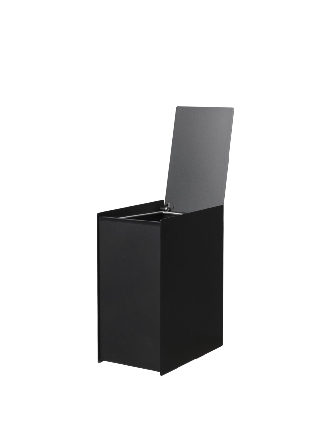 FERM LIVING drewniany kosz na śmieci SAMA – czarny.png
