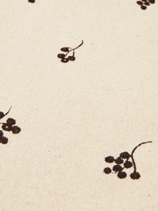 FERM LIVING obrus BAIES – naturalny/ciemna czekolada.png