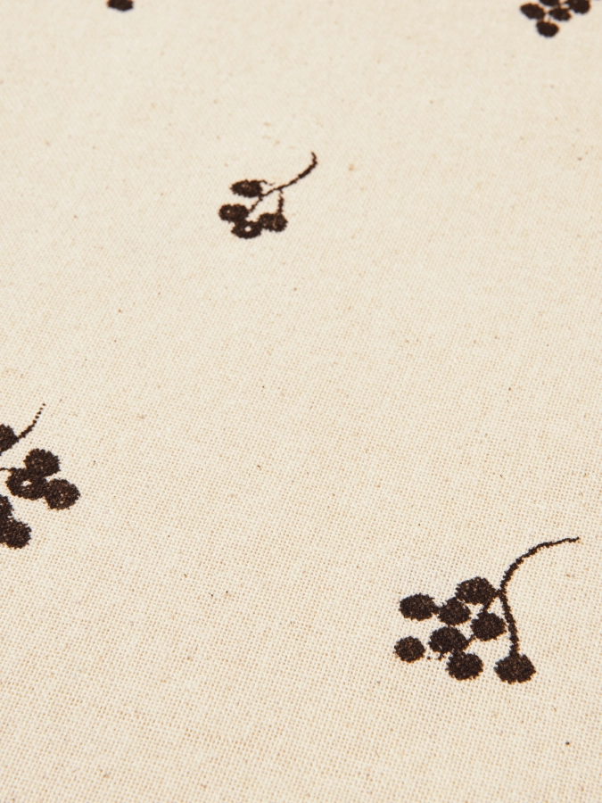FERM LIVING obrus BAIES – naturalny/ciemna czekolada.png