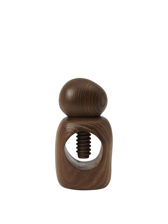FERM LIVING dziadek do orzechów CAIRN – ciemny brąz.png