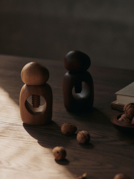 FERM LIVING dziadek do orzechów CAIRN – ciemny brąz.jpeg