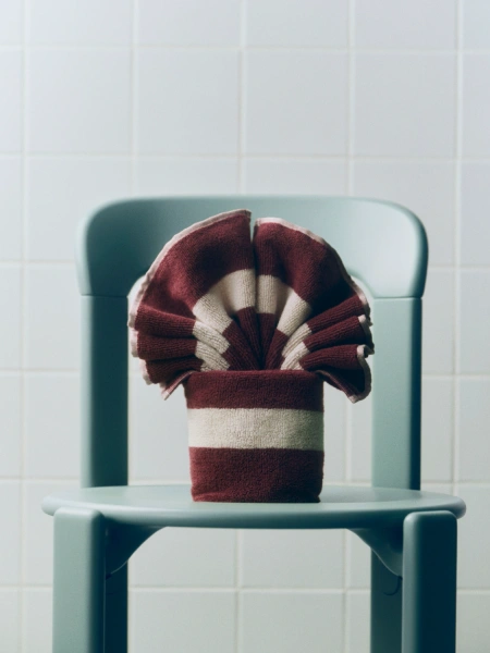 HAY ręcznik kąpielowy STRIPE – 100 × 150 cm – burgundowy.webp