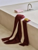 HAY ręcznik kąpielowy STRIPE – 100 × 150 cm – burgundowy.webp