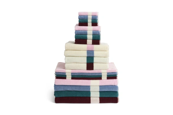 HAY ręcznik kąpielowy STRIPE – 100 × 150 cm – przygaszony błękit.webp