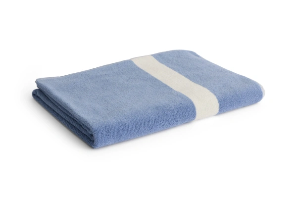 HAY ręcznik kąpielowy STRIPE – 100 × 150 cm – przygaszony błękit.webp