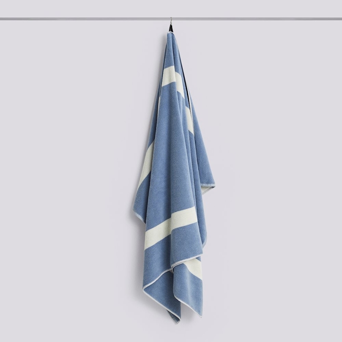 HAY ręcznik kąpielowy STRIPE – 100 × 150 cm – przygaszony błękit.jpg