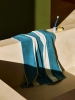 HAY ręcznik kąpielowy STRIPE – 100 × 150 cm – petrolowy błękit.webp
