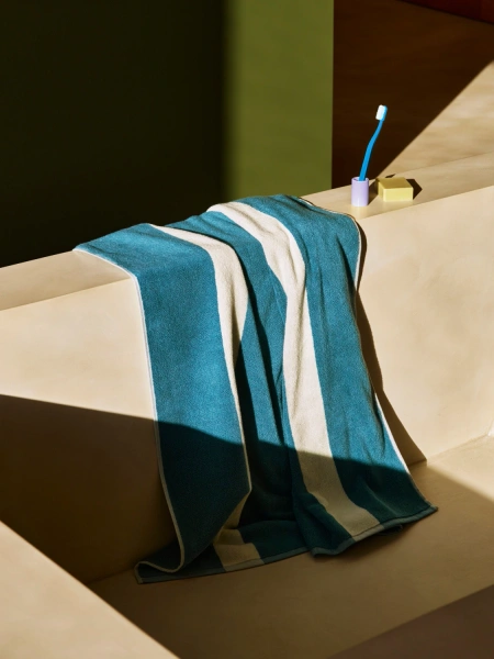 HAY ręcznik kąpielowy STRIPE – 100 × 150 cm – petrolowy błękit.webp