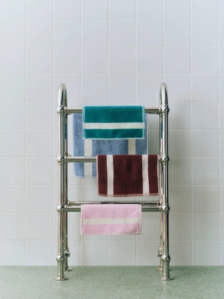 HAY ręcznik do rąk STRIPE – 40 × 60 cm – przygaszony błękit.webp