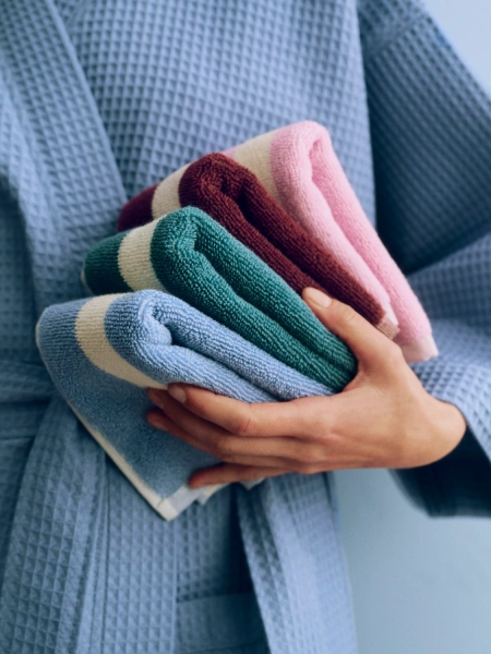 HAY ręcznik do rąk STRIPE – 40 × 60 cm – przygaszony błękit.webp