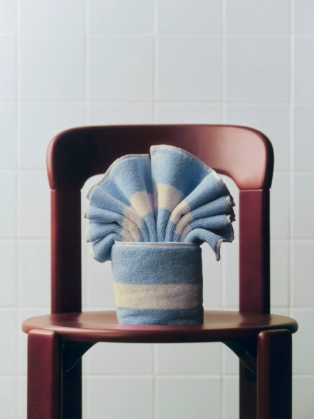 HAY ręcznik do rąk STRIPE – 40 × 60 cm – przygaszony błękit.webp