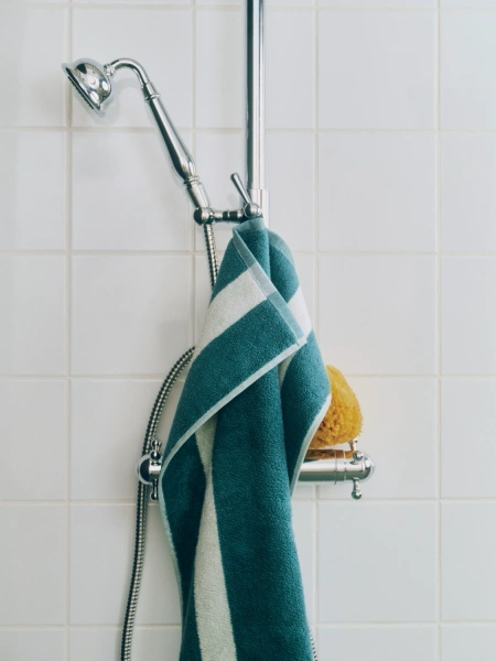 HAY ręcznik do rąk STRIPE – 40 × 60 cm – petrolowy błękit.webp