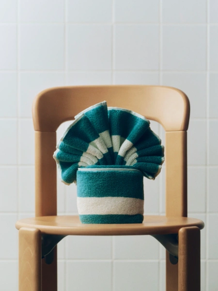 HAY ręcznik do rąk STRIPE – 40 × 60 cm – petrolowy błękit.webp