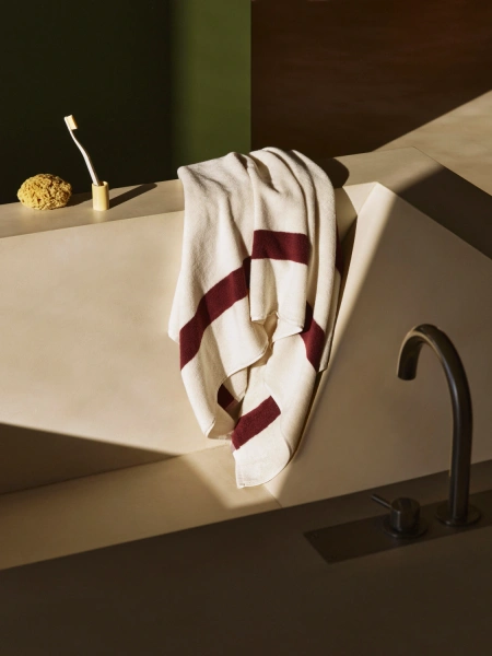HAY ręcznik kąpielowy STRIPE – 70 × 140 cm – burgundowy.webp