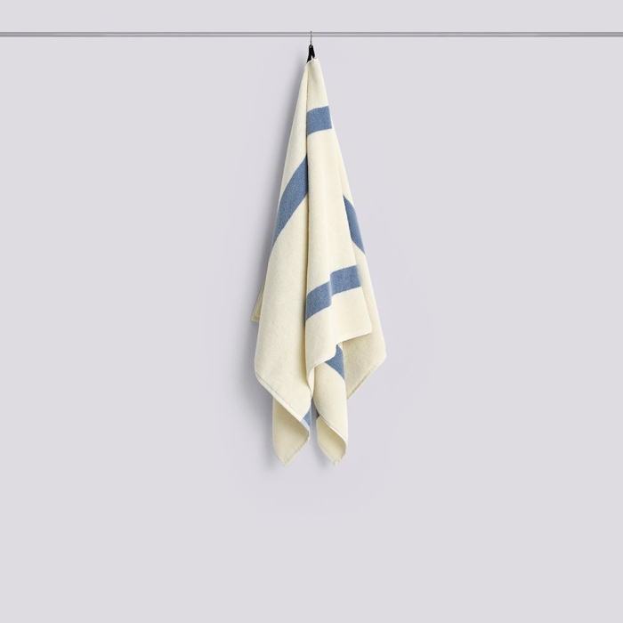 HAY ręcznik kąpielowy STRIPE – 70 × 140 cm – przygaszony błękit.jpg