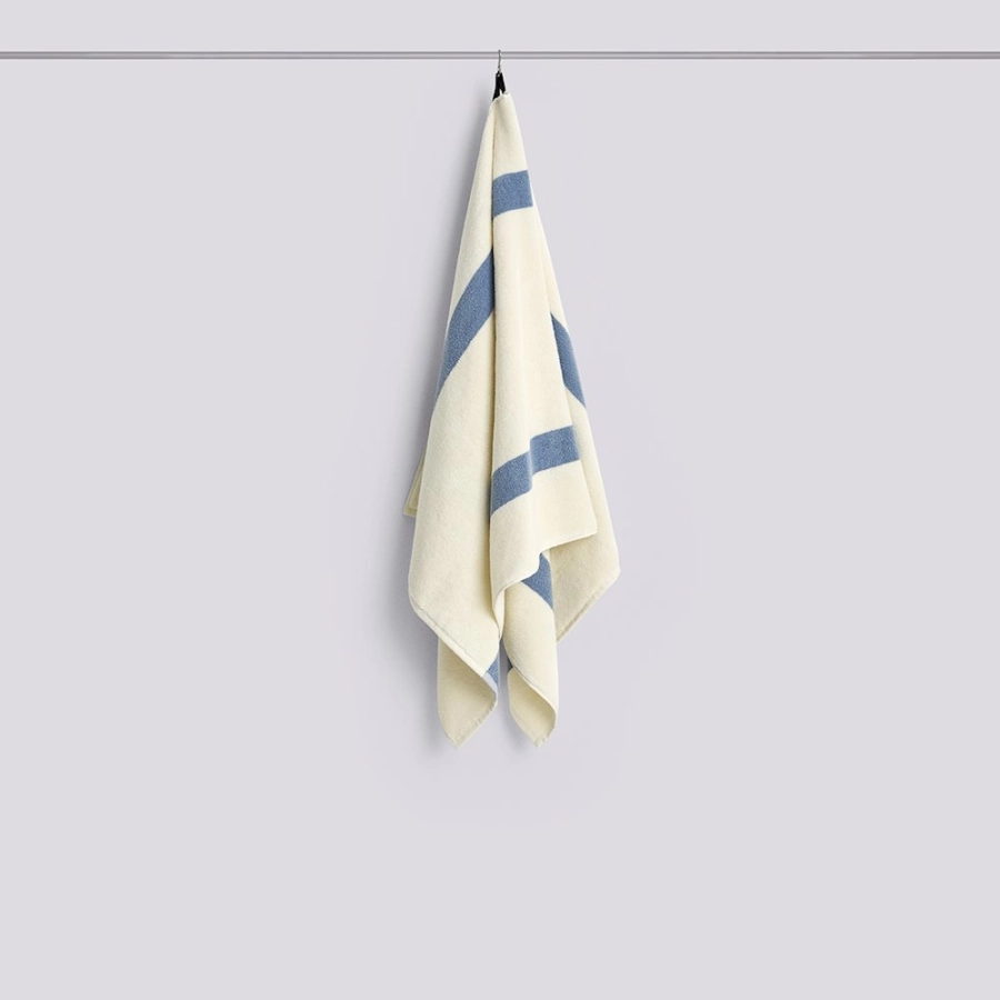 HAY ręcznik kąpielowy STRIPE – 70 × 140 cm – przygaszony błękit.jpg