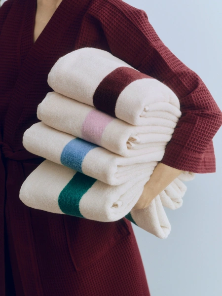 HAY ręcznik kąpielowy STRIPE – 70 × 140 cm – przygaszony błękit.webp