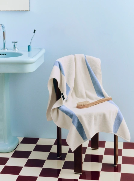 HAY ręcznik kąpielowy STRIPE – 70 × 140 cm – przygaszony błękit.webp